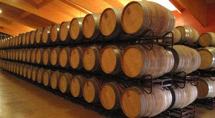 Reposo y Embotellado — paso 06 del proceso artesanal de Destilería Lorenzana